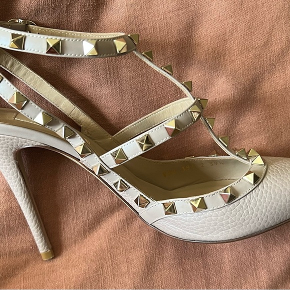 Valentino Garavani Rockstud Pebbled Poudre Caged Heels - Picture 5 of 13